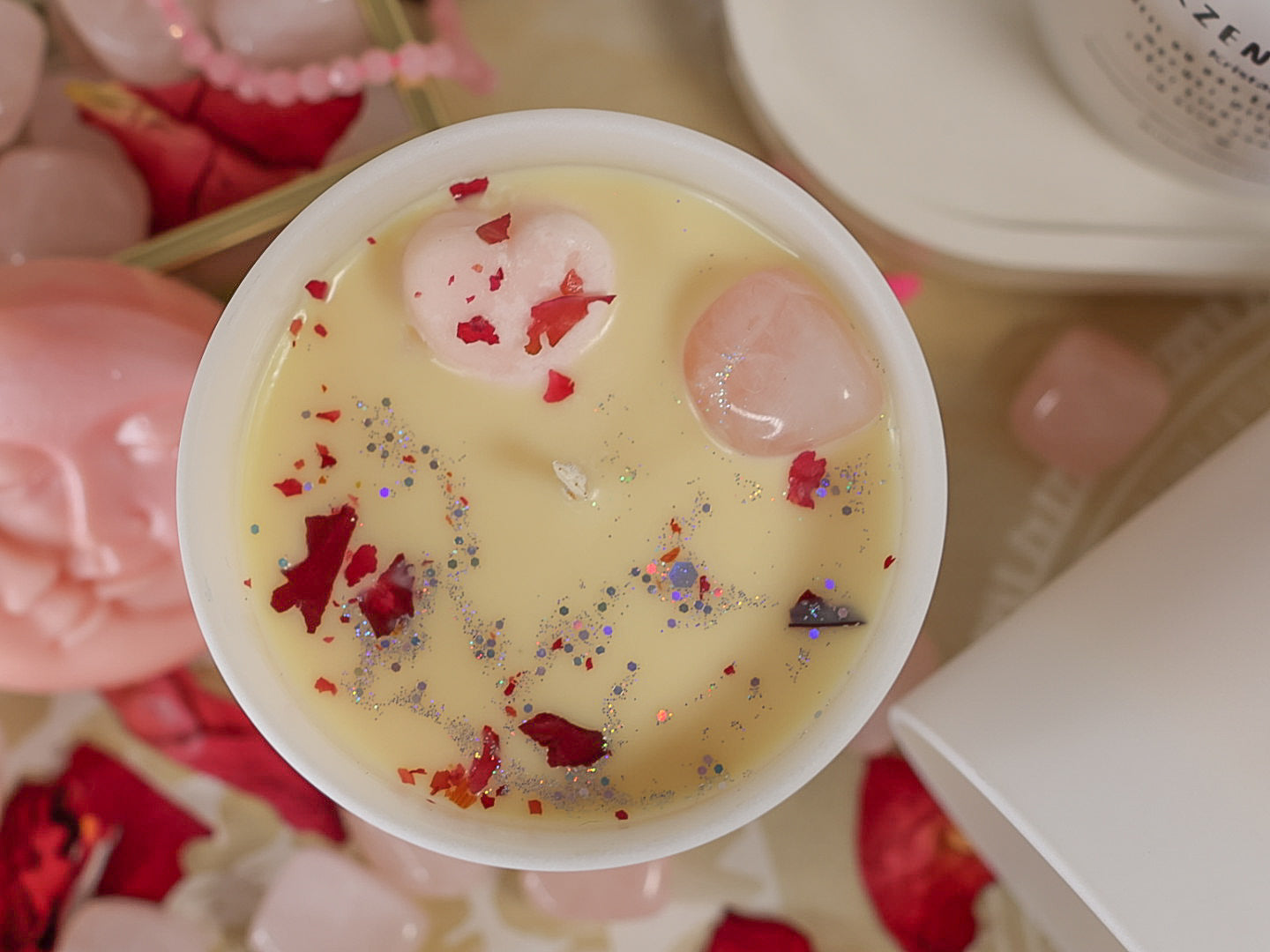 Kristallkerze Herzensmensch mit Rosenquarz und Rosenblüten