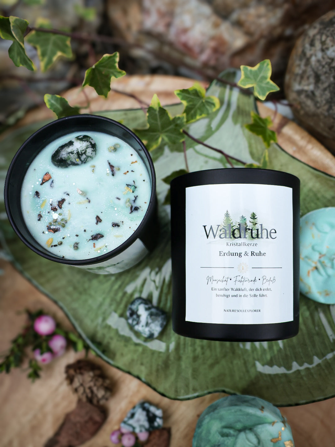 Kristallkerze „WALDRUHE“ mit Moosachat, Fichtenrinde, Beifuß & Jasminblüten
