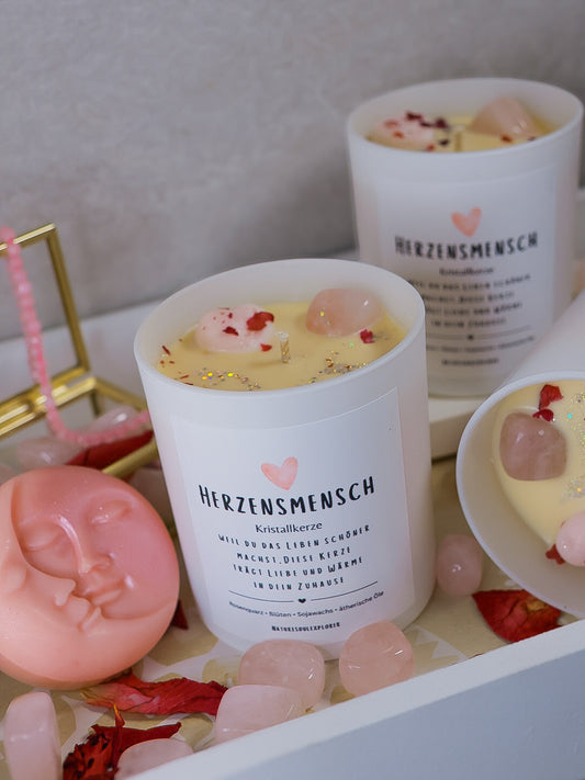 Kristallkerze Herzensmensch mit Rosenquarz und Rosenblüten