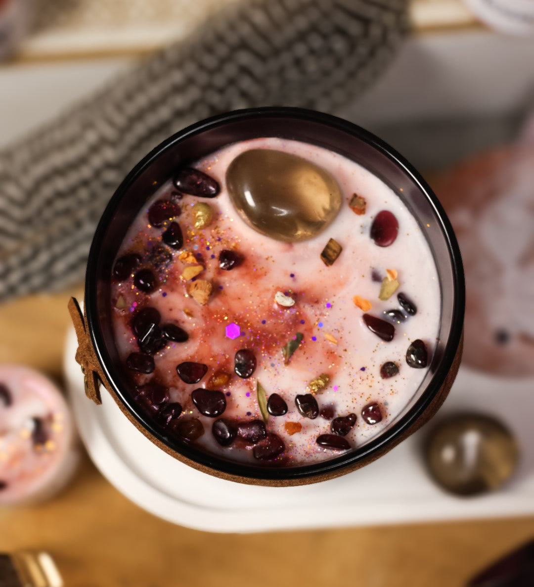 Kristallkerze „Vollmond im Stier“ Erdung & Stärke mit Granat, Rauchquarz und Sandelholz