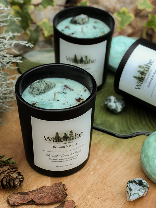 Kristallkerze „WALDRUHE“ mit Moosachat, Fichtenrinde, Beifuß & Jasminblüten